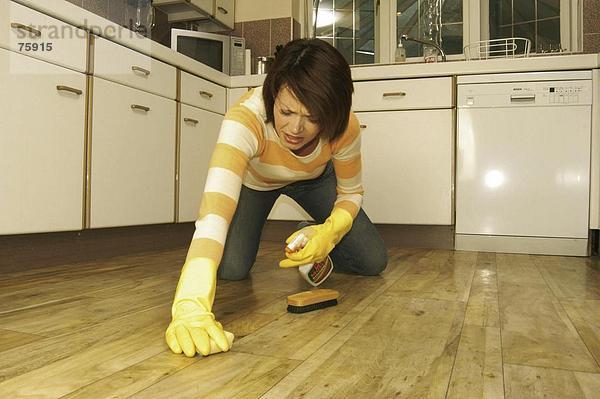 10642211  geschliffen  Boden  Reinigung  Frau  elastische Handschuhe  Hausfrau  Haushalt  Budget  Holzboden  innerhalb  Knien  Küche