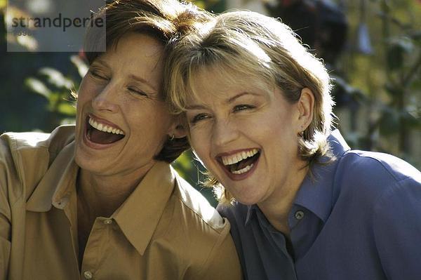 10642262  außerhalb  Freunde  Freunde  Pfützen  lachen  Mittelalter  Alter Mensch  Porträt  Spaß  Witz  zwei  Frauen