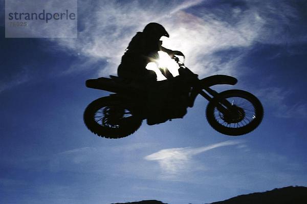 10642321  Aktion  Treiber  Luftfahrt  fliegen  zurück Licht  Himmel  Moto cross  Motorrad  Motorrad  Motorsport  ausgeführt  Silhouet