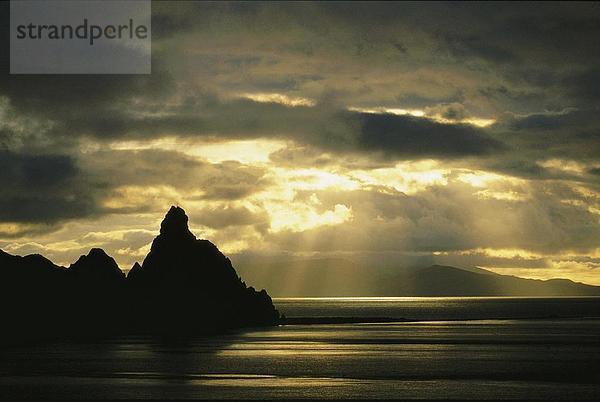 10643116  Abend  Alaska  dramatisches  zurück Licht  Himmel  Horizontal  Insel  Insel  Punkt der Insel  Klippe  Klippen  Küste  Landschaft