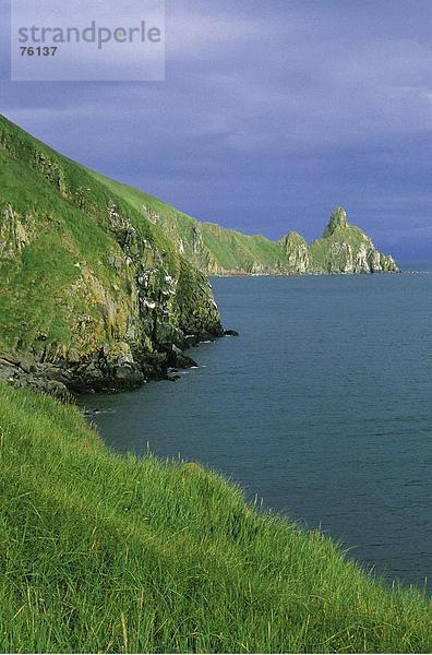 10643117  Alaska  dramatisches  Felsen  Felsen  Gras  grün  Himmel  Horizontal  Island  Insel  Insel  Klippen  Punkt  Klippe  Küste