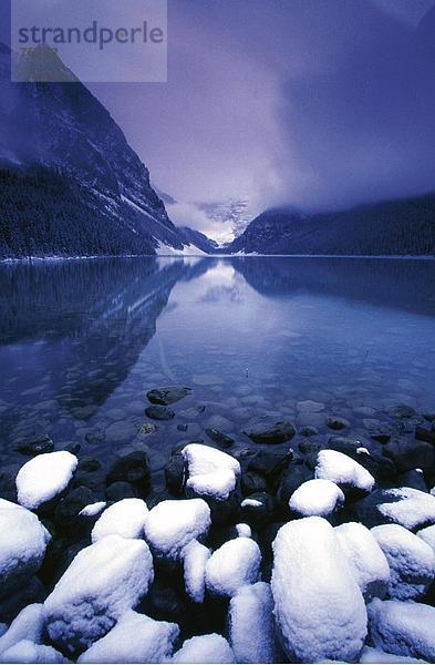 10643122  Banff national Park  Berdrohlich  Berg  Gebirge  Kanada  Nordamerika  Rauch  Berge  Herbst  hoch  jubeln