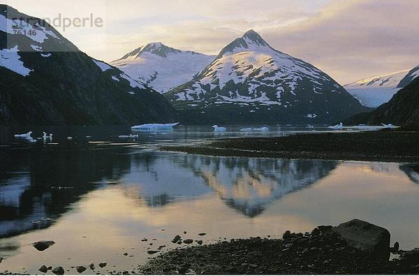 10643126  Alaska  Nachleuchten  Alpenglühen  Berg  Gebirge  blau  blau  Töne  Eis  Eisriesenwelt  Eisschollen  Berge  Gletscher  Horizont