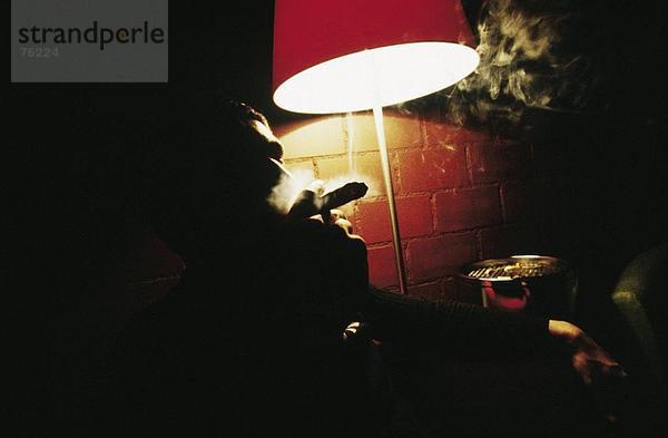 10643269  innen  Lampe  Mann  Mensch  Rauchen  Rauchen  rot  Ausfahrt  Lifestyle  Stehleuchte  Zigarre