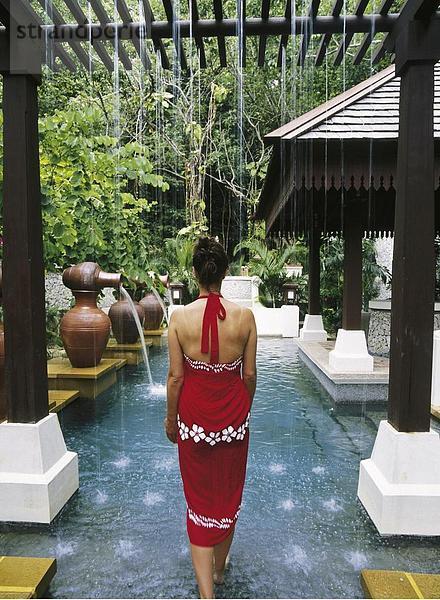 10644236  Frau  Hotel  Kurort  Bad  luxuriösem  Luxus  Malaysia  Asien  Pangkor sound Spa Village  Pool  Rückansicht  Wel