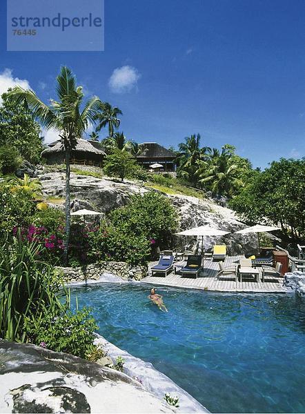 Frau Schwimmbad Hotel Seychellen