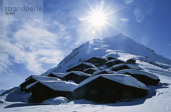 10644264  Alm  Falum  Dorf  Gegenlicht  in der Nähe von Goppenstein  Schweiz  Europa  Sonne  Schnee bedeckten  Schnee  Wallis  Winter