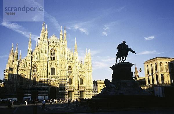 10644317  Kathedrale  Kuppel  Italien  Europa  Mailand  Ort  Reiterstatue  Silhouette