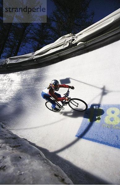 10644401  Aktion  Radfahren  laufen  Eis  Fahrrad  Fahrrad  Kurve  Sport  Fahrrad  Winter  Wintersport  Sport  Bob