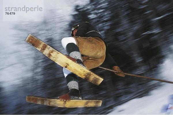 10644415  Aktion  Notensysteme  Freizeit  Mann  Ski  Spass  Witz  Sport  Sprung  verwischt  Winter  Wintersport  Sport