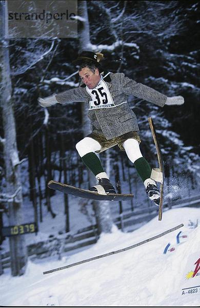 10644416  Aktion  Stäbe  Fassldauben  Freizeit  Mann  Ski  Spass  Witz  Sport  Sprung  Costume national  Winter  Wintersport