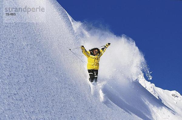 10644421  Aktion  Carving  Ski  Carver  Frau  Freeride  Freeriding  Steigung  Neigung  Ski  Skifahren  Spaß  Witz  Sport  de