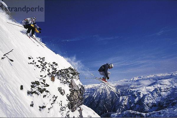 10644425  Aktion  Alpen  Berge  Rand der Klippe  Klippe Projektion  Freeride  Freeriding  Gruppe  Ski  Skifahren  Sport  springen  winter