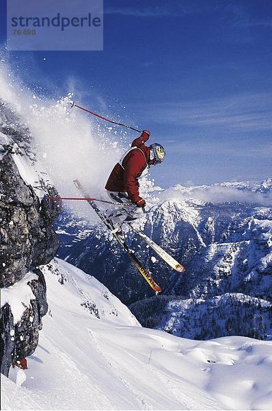 10644426  Aktion  Alpen  Berge  Rand der Klippe  Klippe Projektion  Freeride  Freeriding  Person  Ski  Skifahren  Sport  Sprung  loden