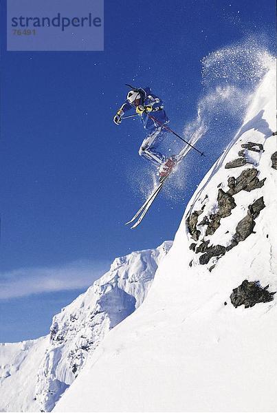 10644427  Aktion  Freeride  Freeriding  Mann  Schnee  Ski  Skifahren  Sport  Sprung  steilen Hang  Winter  Wintersport  Sport und Fitness