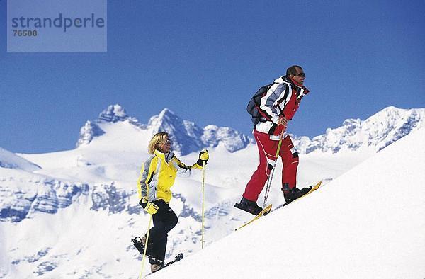 10644444  alpine  Alpen  Berge  Freizeit  gehen  Steigung  Neigung  lachen  Paar  Paar  Schnee  Schneeschuhe  Schneeschuh runnin