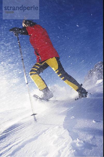 10644445  Berge  zusätzliche Zeit  gehen  Person  Schnee  Schneeschuhe  Schnee-Schuh-Ausführung  Sport  Wind  Winter  Wintersport  Sport