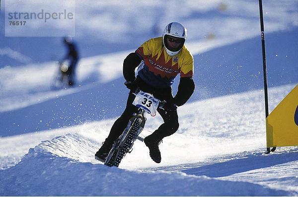 Mann  Sport  Fahrrad  Rad  rennen  Aktion  Schnee  Wintersport