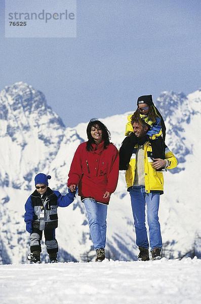 10644461  alpine  Wandern Alpen  Berge  Eltern  Familie  gehen  lachen  Natur  Schnee  Winter  zwei  Kinder zu Fuß