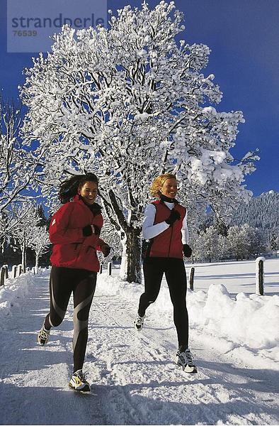 10644475  Bäume  Fitness  Joggen  jogging  jogging  Sport  lachen  ausführen  ausführen  zu Fuß  Schnee  Sport  Weg  Winter  Wintersport