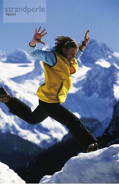10644477  Aktion  Alpen  Berge  Dynamik  Frau  Hindernis  Schnee  flach  rund  Spaß  Witz  Sprung  Uberwindung  winter