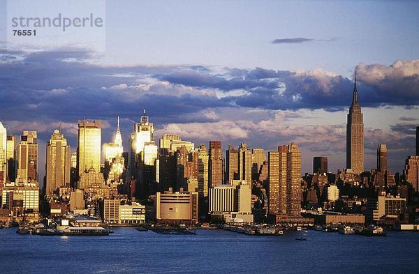 Vereinigte Staaten von Amerika USA Skyline Skylines Amerika Nordamerika New York City Midtown Manhattan Stimmung