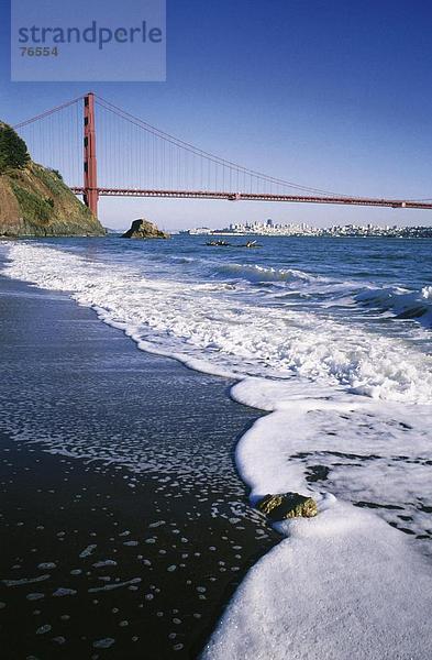 Vereinigte Staaten von Amerika USA Strand Küste Stadt Großstadt Brücke Golden Gate Bridge San Francisco Brandung