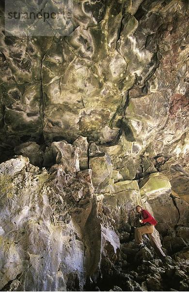 10646507  Kalifornien  California  Frau  hohl  Lava Beds National  Denkmal  Sculling Cave  Taschenlampe  USA  America  North