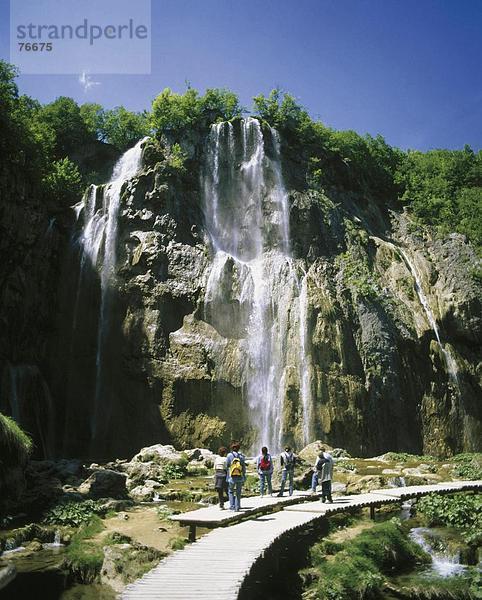 10646762  zwei-Säulen-Rodehacke  Kroatien  Menschen  Plitvice  Nationalpark  Steg  UNESCO Welterbe  Wasserfall