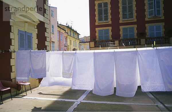 Mittelgroße Menschengruppe Mittelgroße Menschengruppen Europa Handtuch Terrasse Badelaken Wäsche Fassade Hausfassade Italien Menton Hausfassade