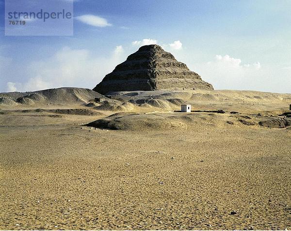 10647309  Ägypten  Nordafrika  Pyramide  Sakkara  Stufenpyramide  Wüste