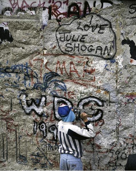 10647328  Berlin  Berliner Mauer  Deutschland  Europa  Grafitti  hammer  man  schlechte Specht  Meißel  Souvenirs
