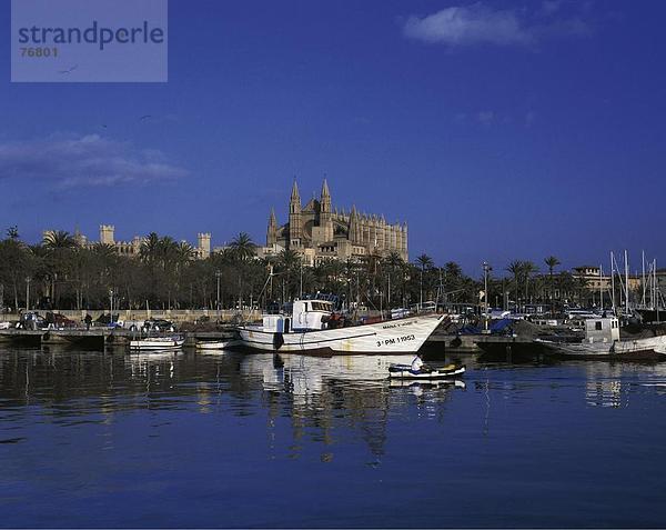 10647391  Balearen  Angeln  Boote  Hafen  Port  Kathedrale  La Seo  Palacio Real De La Almudaina  Palma de Mallorca  S