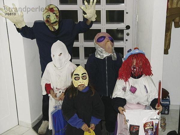 10647640  Gruppe  Halloween  innerhalb  Kinder  Kostüme  Masken  Porträt  Spaß  Witz  Verkleidung  Kostüm