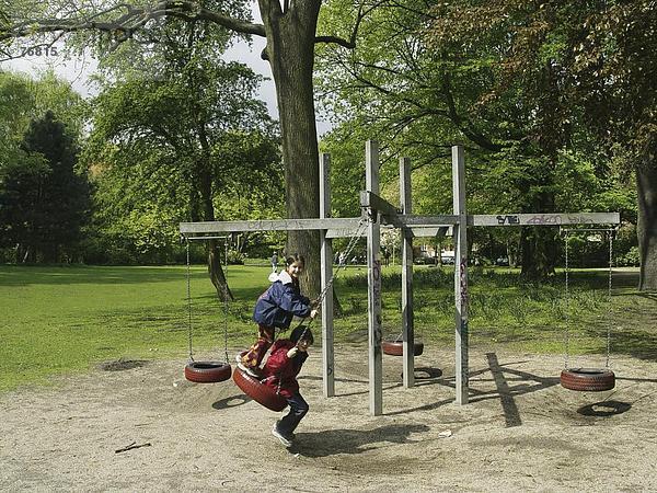 10647642  Reifen  Park  Pneu  Swing  schwingen  Schaukeln  Spaß  Witz  spielt  Spiele  Spielplatz  zwei  Kinder