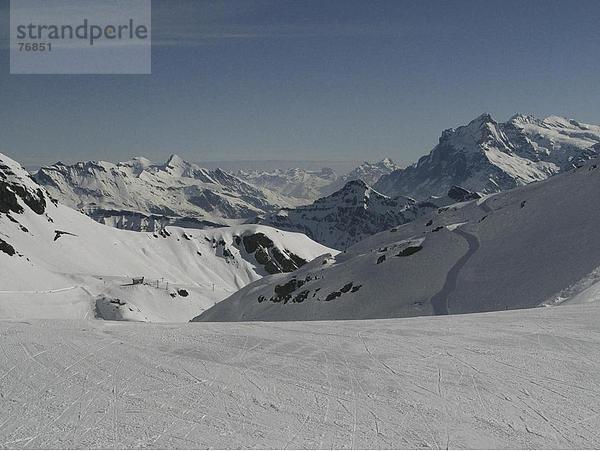 Landschaftlich schön landschaftlich reizvoll Europa Berg Alpen Skipiste Piste Ski Berner Oberland Kanton Bern Hang Schnee Schweiz