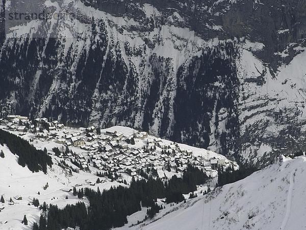 Landschaftlich schön landschaftlich reizvoll Berg Dorf Alpen Berner Oberland Kanton Bern Schnee