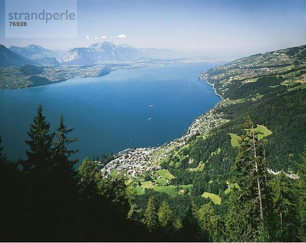 Landschaftlich schön landschaftlich reizvoll Europa See Meer Dorf Beatenberg Berner Oberland Kanton Bern Spiez Schweiz