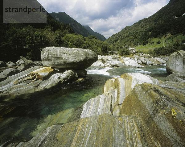 Felsbrocken Landschaftlich schön landschaftlich reizvoll Europa Berg Steilküste Natur fließen Fluss Alpen Lavertezzo Schweiz Kanton Tessin