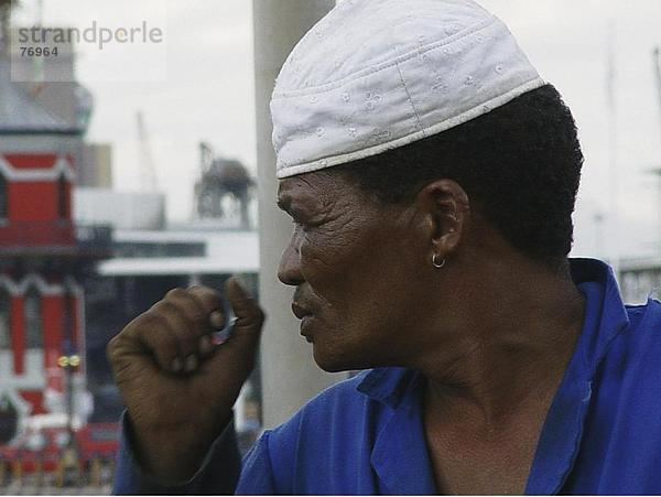 10647824  Arbeiter  außerhalb  Boiler Suit  Islam  GAP  Kapstadt  Mann  Minderheit  Muslime  Ohrring  Profil  Religion  Südafrika