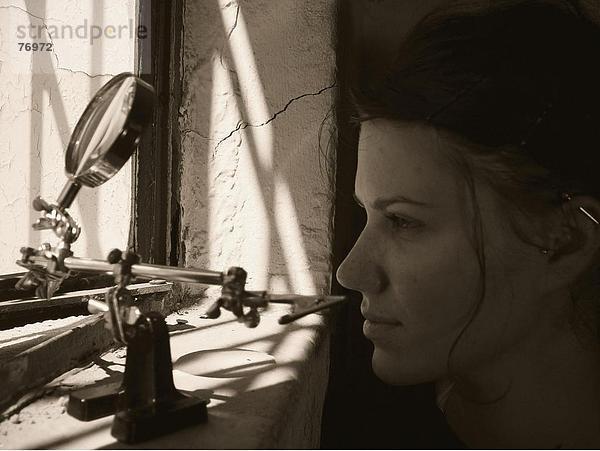 10647832  Studio  Beruf  Beruf  Fenster  Woman  Handwerk  innerhalb  Lupe  Mechanik  Piercing  profile  schwarz