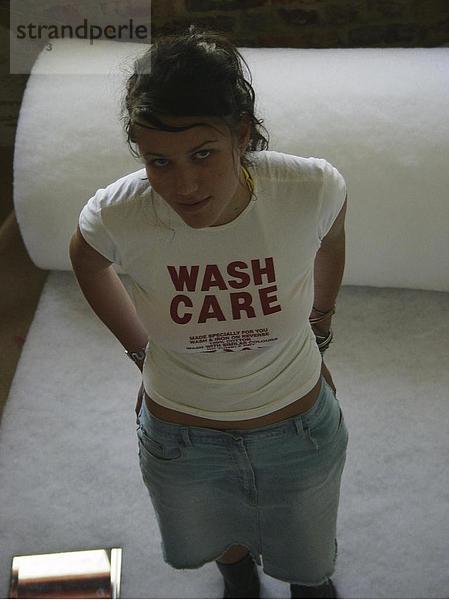 10647833  Blick nach oben  Frau  innerhalb  Jeans-Rock  junge  Lebensstil  Spiegel  Stand  T-Shirts  Wash Care