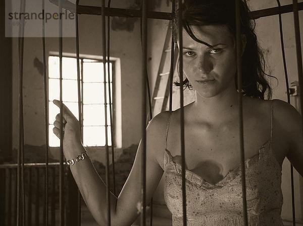 10647837  Frau  gefangen  hinter Gitter  innerhalb  junge  Cage  Tier-Feld  Pose  schwarz und weiß  unentschlossen  Unterwäsche