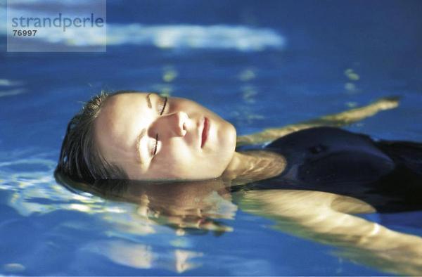 Freizeit Frau Sport Entspannung baden Schwimmbad schwimmen Freizeit