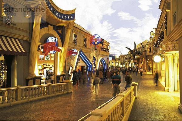 10648007  Caesars Palace  Dämmerung  Dämmerung  Fußgänger  Geschäfte  Geschäften  speichert  Las Vegas  Menschen  Nevada  Fußgänger  Passanten