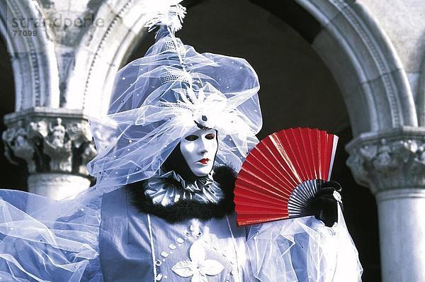 10648024  Tradition  Felder  Fächer  Frau  Italien  Europa  Karneval  Maskenkostüm  Maske  Tradition  Venedig  Veneto  Kleider u