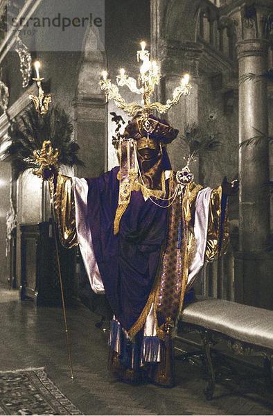 10648032  Tradition  in Italien  Europa  Karneval  Maskenkostüm  Mann  Modell veröffentlicht  Tradition  Venedig  Veneto  Verschleierung  Lüfter
