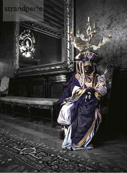 10648033  Tradition  in Italien  Europa  Karneval  Maskenkostüm  Mann  Modell veröffentlicht  Tradition  Venedig  Veneto  Verschleierung  Lüfter