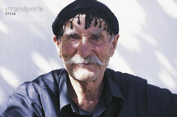 10648038  Griechenland  Shirt  Kopfbedeckungen  Kreta  Mann  Modell veröffentlicht  Portrait  Sariki  Schnurrbart  Senioren