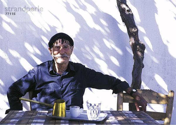 10648040  außerhalb  Getränke  Griechenland  Kopfbedeckungen  Kreta  Mann  veröffentlichte Modell  Porträt  Sariki  Senioren  Tisch  Schreibtisch